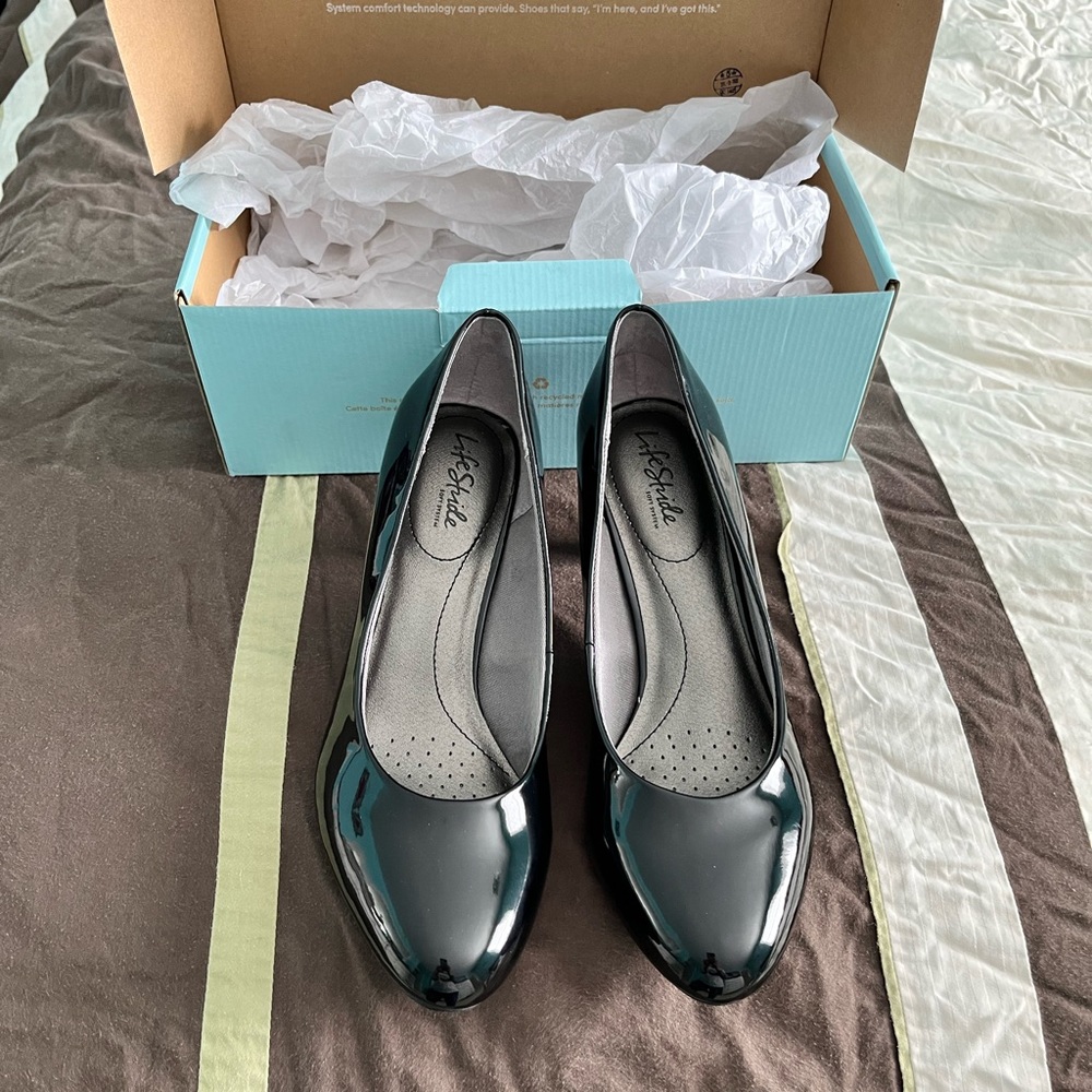 Size 10 lifestride black heels!